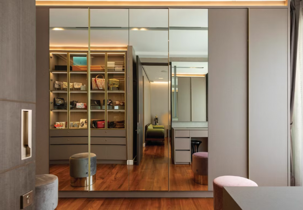 Lemari pakaian dengan pintu cermin besar yang fungsional dan stylish